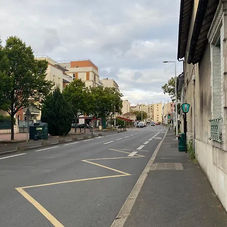 Integral , La Defense Paris , Propre A Cote De Tous Commodite