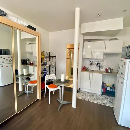 Integral , La Defense Paris , Propre A Cote De Tous Commodite *